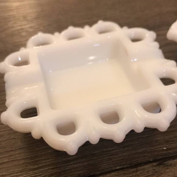 Westmoreland vintage grape pattern drinking glass and two unmarked ashtrays - Picture 9 of 11